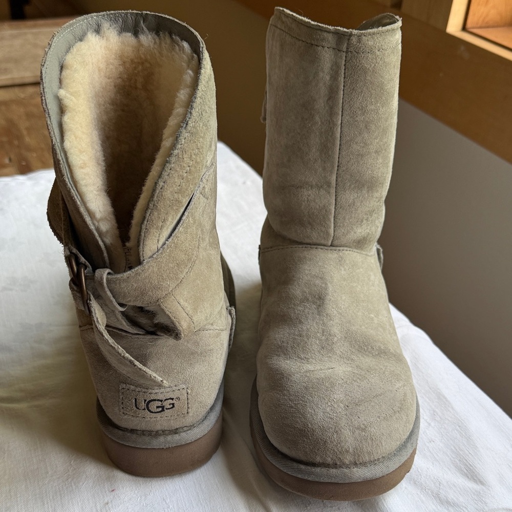 UGG Short Suede Shearling Boots in Light Grey Women’s 7